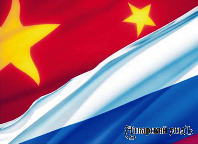 Сочетание китайского и российского флагов
