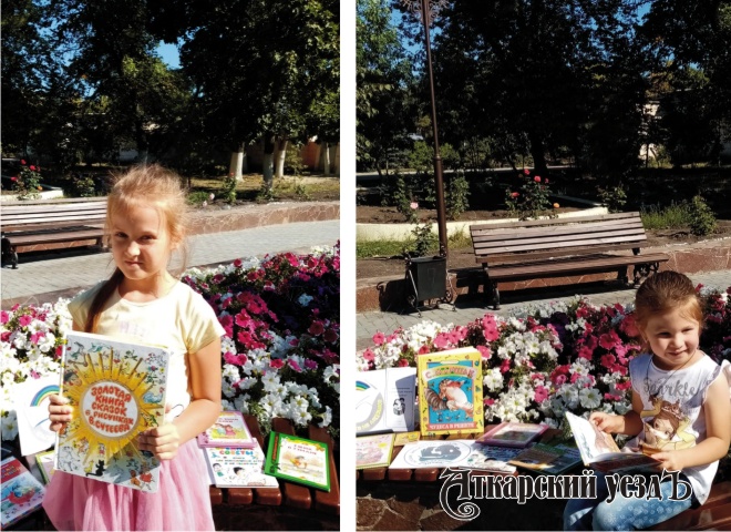 В городском парке библиотекари провели акцию «Книжка на ладошке»