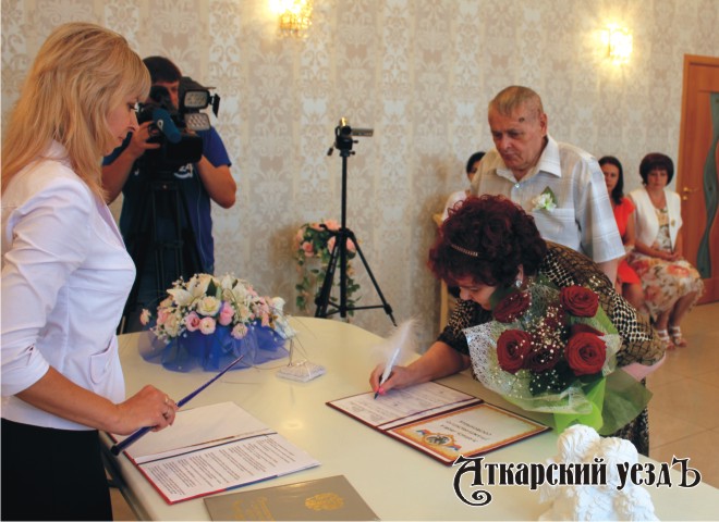 На церемонии бракосочетания 76-летнего Виктора Мигалева и 71-летней Тамары Гришиной