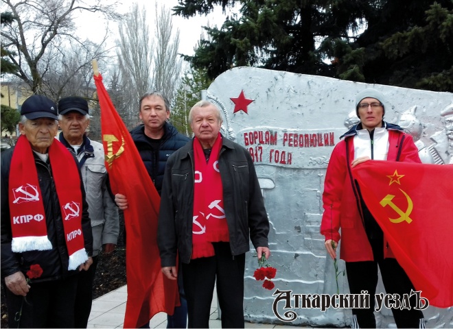 Коммунисты возложили цветы к памятнику Борцам революции