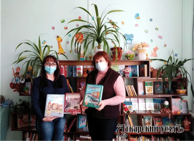 Виктория Костенко подарила детской библиотеке энциклопедические книги