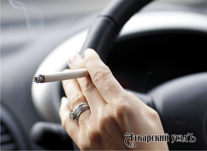 В России предлагают наложить запрет на курение за рулем