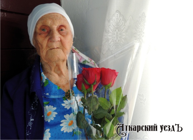 Сотрудники КЦСОН поздравили с 95-летием Екатерину Ларюшину