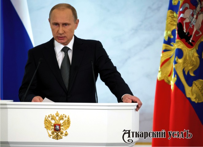 Президент Владимир Путин на фоне национального флага