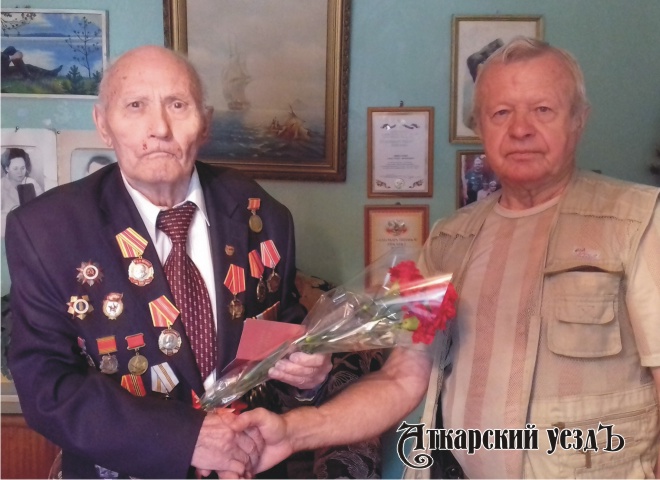 Аткарские ветераны поздравили участника Курской битвы