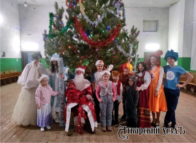 В Лопуховке провели для детей праздник «Новый год и все-все-все!»