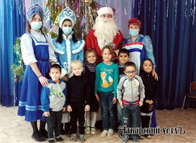 Марфинские школьники в новогодних костюмах навестили детсадовцев