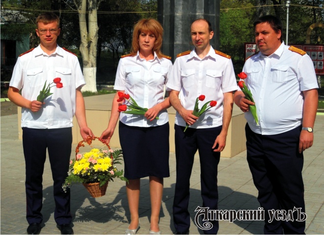 Аткарские следователи возложили цветы к Мемориалу Славы