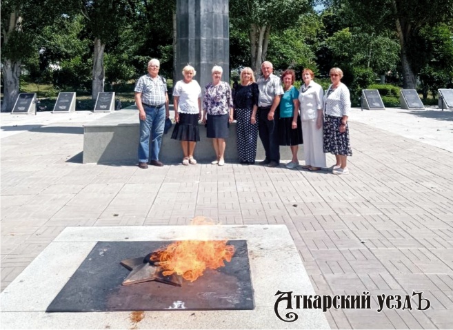 Получатели социальных услуг возложили цветы к Мемориалу Славы