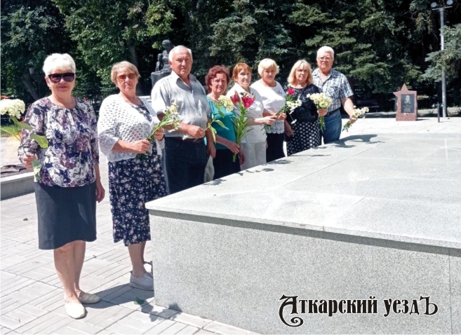 Получатели социальных услуг возложили цветы к Мемориалу Славы