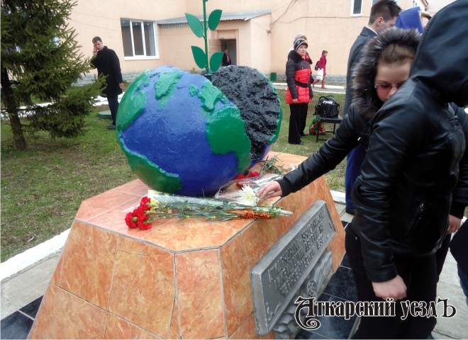 Аткарчане возложили цветы монументу землякам-чернобыльцам