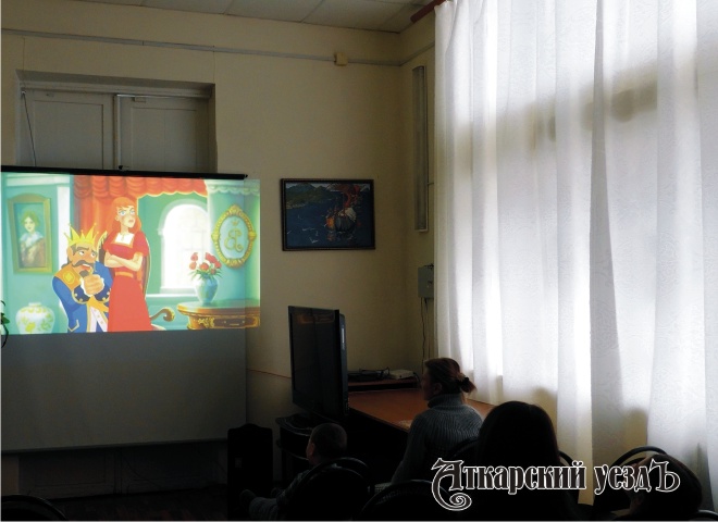 В КЦСОН детям-инвалидам показали веселый мультфильм
