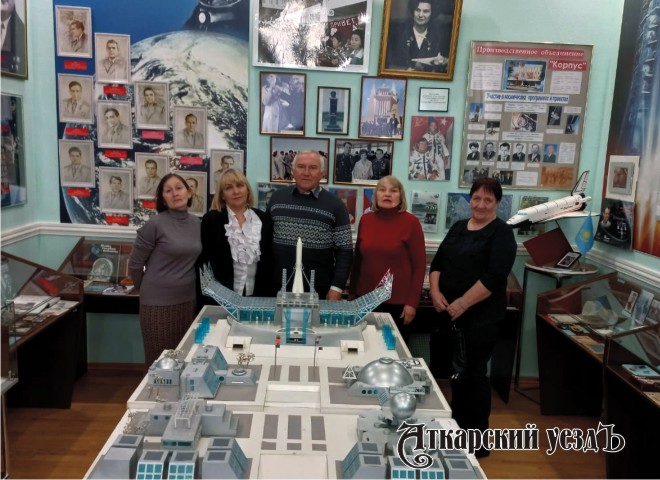 «Серебряные» волонтёры побывали в Народном музее Юрия Гагарина