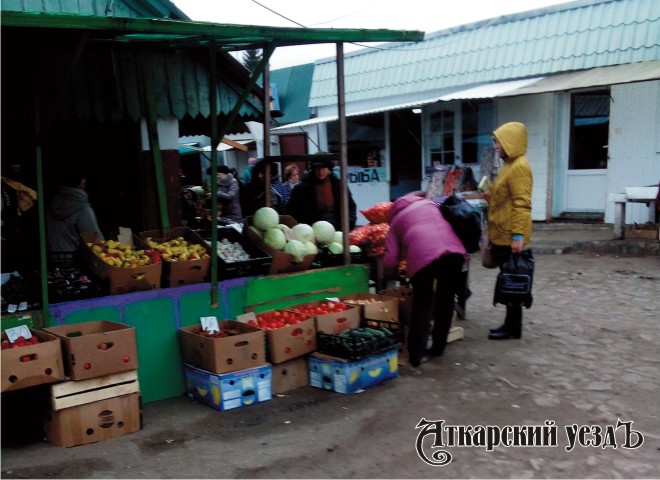 Торговля овощами и фруктами на аткарском рынке
