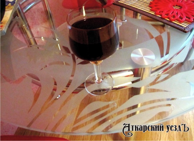 Красное вино на столе