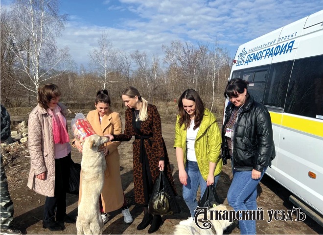 Соцработники Аткарска нанесли визит в приют для собак «Надежда»