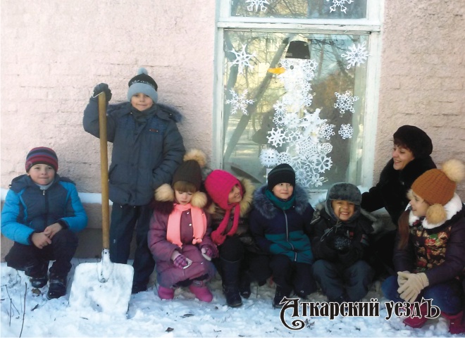 По причине отсутствия снега аткарские ребята на конкурс слепили снеговика из бумаги