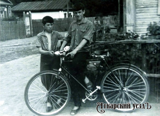 Люди с велосипедом, старинный снимок