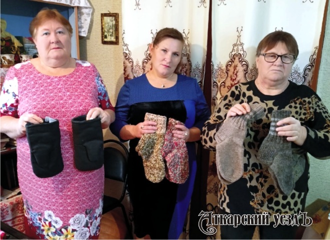 Женщины Большой Екатериновки связали носки для наших воинов