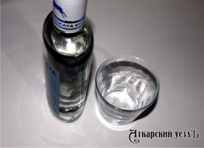 Бутылка водки со стеклянным стаканом