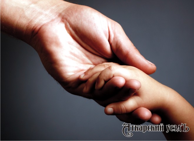 Взрослый протягивает руку младенцу