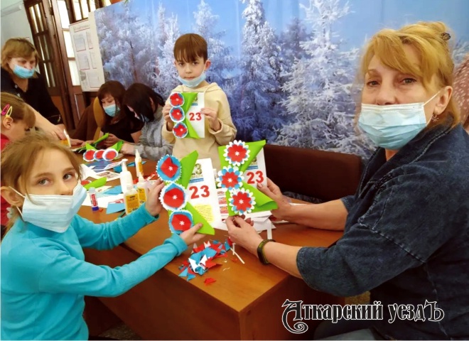 Дети сделали папам открытки на мастер-классе в Аткарском КЦСОН 