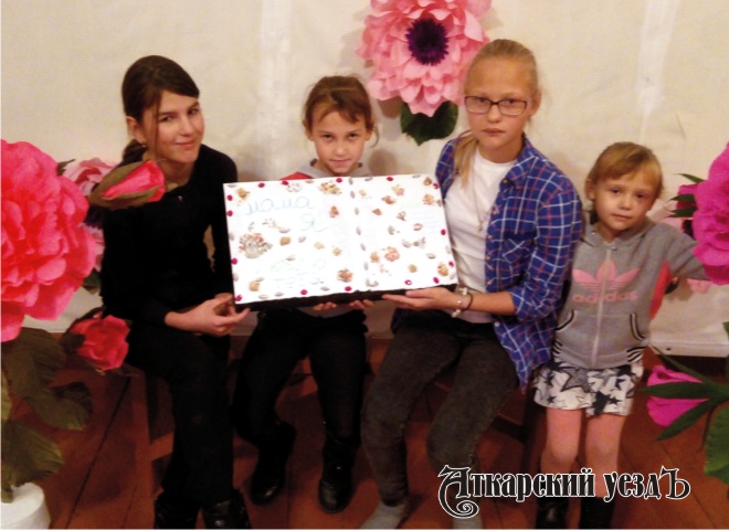 В Даниловке дети сделали красивую и большую открытку для мамы
