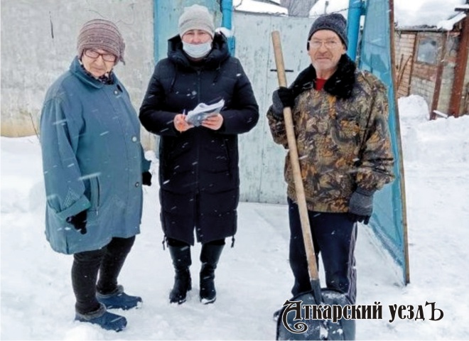 Соцработники Аткарского КЦСОН в подтопляемой зоне раздали памятки