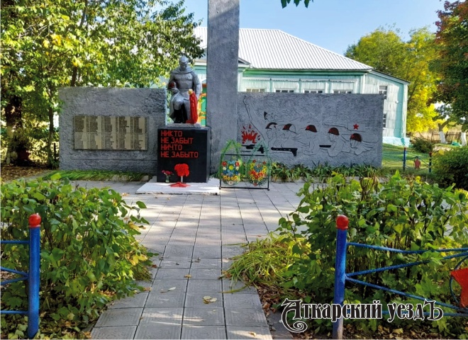 Памятник павшим воинам в селе Большая Екатериновка Аткарского района