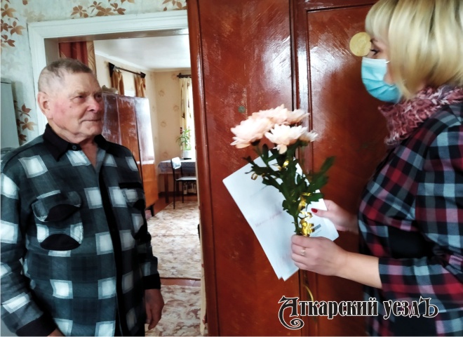 Сотрудники КЦСОН поздравили с 90-летием Михаила Пчелинцева
