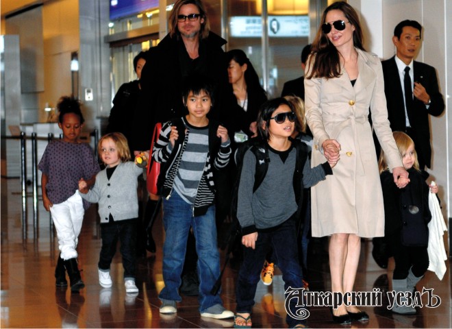 Анджелина Джоли и ее супруг Брэд Питт с детьми