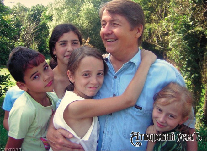 Сергей Махов с детьми