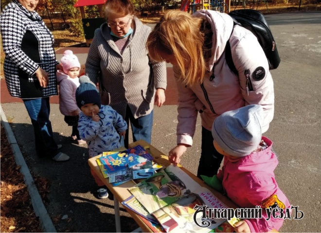 Детская библиотека провела в Аткарске акцию «Подари улыбку ребенку»