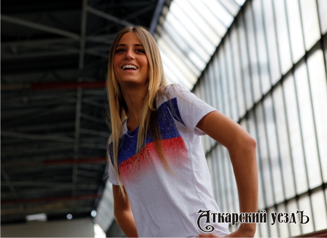Красивая девушка в футболке цветов российского флага