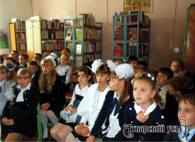 Школьнике на традиционном уроке краеведения в Аткарской детской библиотеке в День знаний
