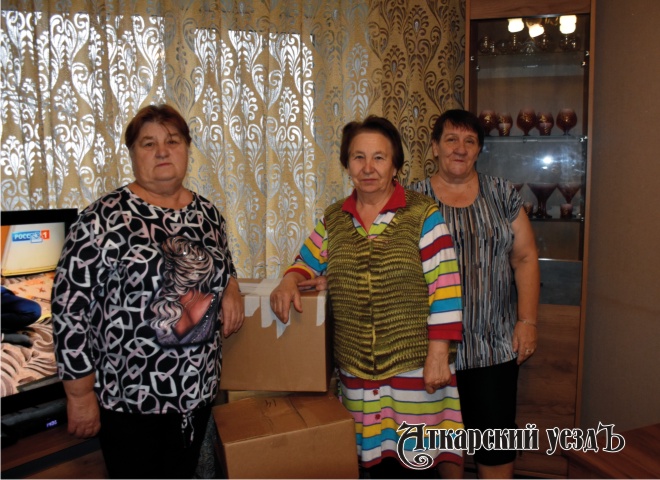 Жительницы п. Тургенево передали на фронт тёплые вещи и сладости