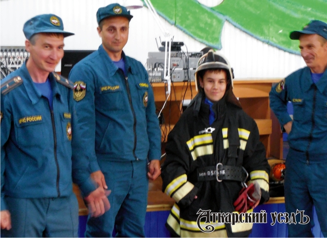 Спасатели и пожарные провели День МЧС в Самграде