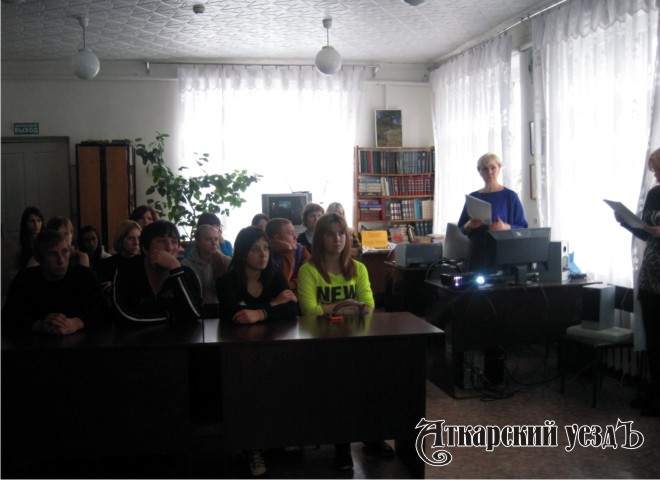 Учащиеся Политехнического лицея № 21 на праздничном мероприятии, посвященном Дню матери, в центральной библиотеке Аткарска