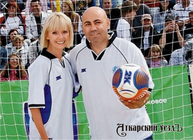 Валерия и Иосиф Пригожин с футбольным мячом