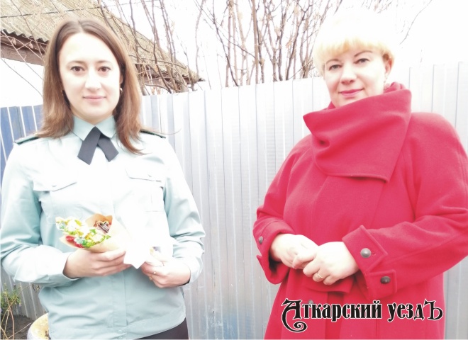 В Даниловке поздравили односельчанку с Днем судебного пристава
