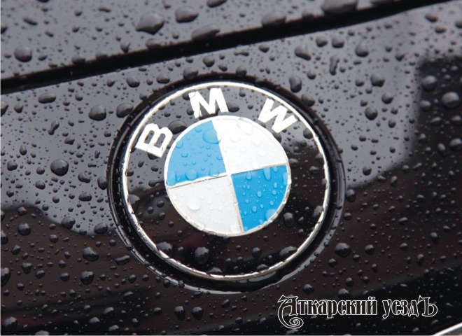 Шильдик BMW на капоте