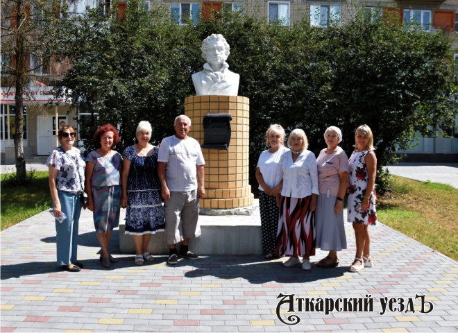Люди у памятника Пушкину в Аткарске