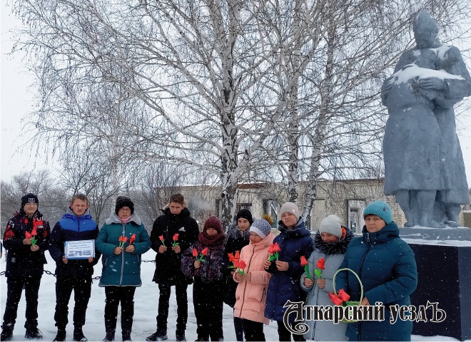 Жители села Прокудино возложили красные тюльпаны к памятнику