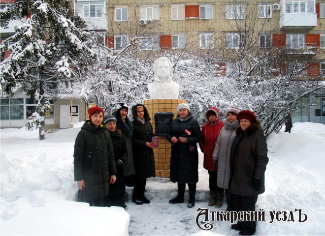 Аткарчане в День памяти возложили цветы к памятнику А. С. Пушкину