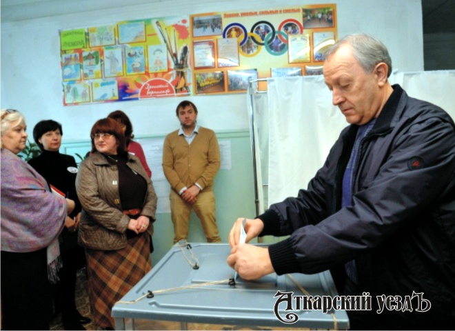 Губернатор Саратовской области Валерий Радаев на избирательном участке