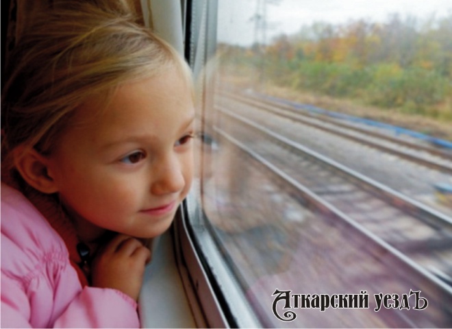 Девочка в вагоне поезда