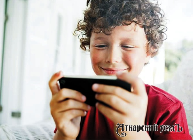 Ребенок играет с мобильным телефоном