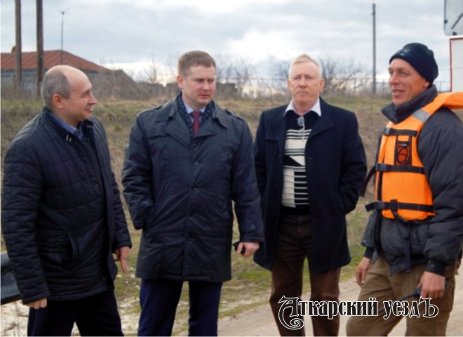 Алексей Решетников посетил затопленный мост в Аткарске