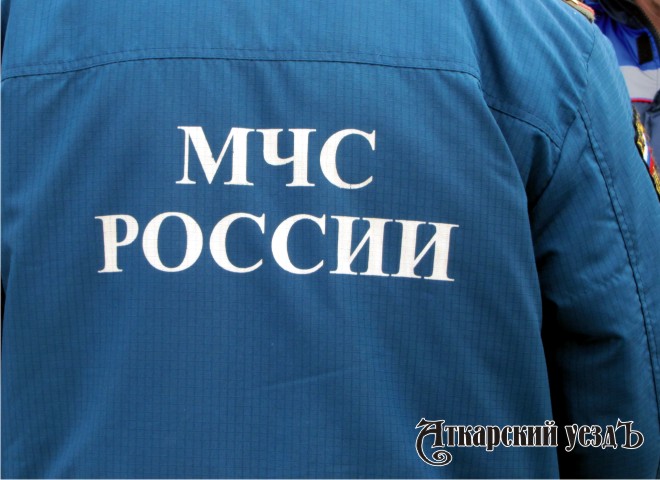 Надпись на спине сотрудника МЧС России