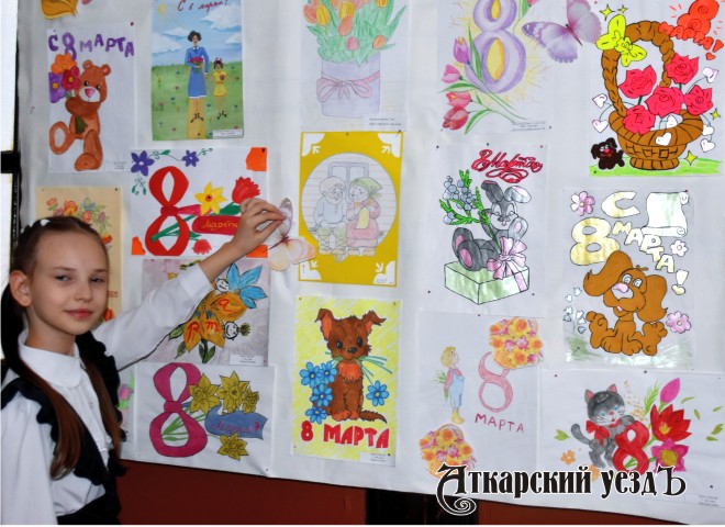 В КЦСОН проходит выставка посвящённых 8 Марта рисунков детей